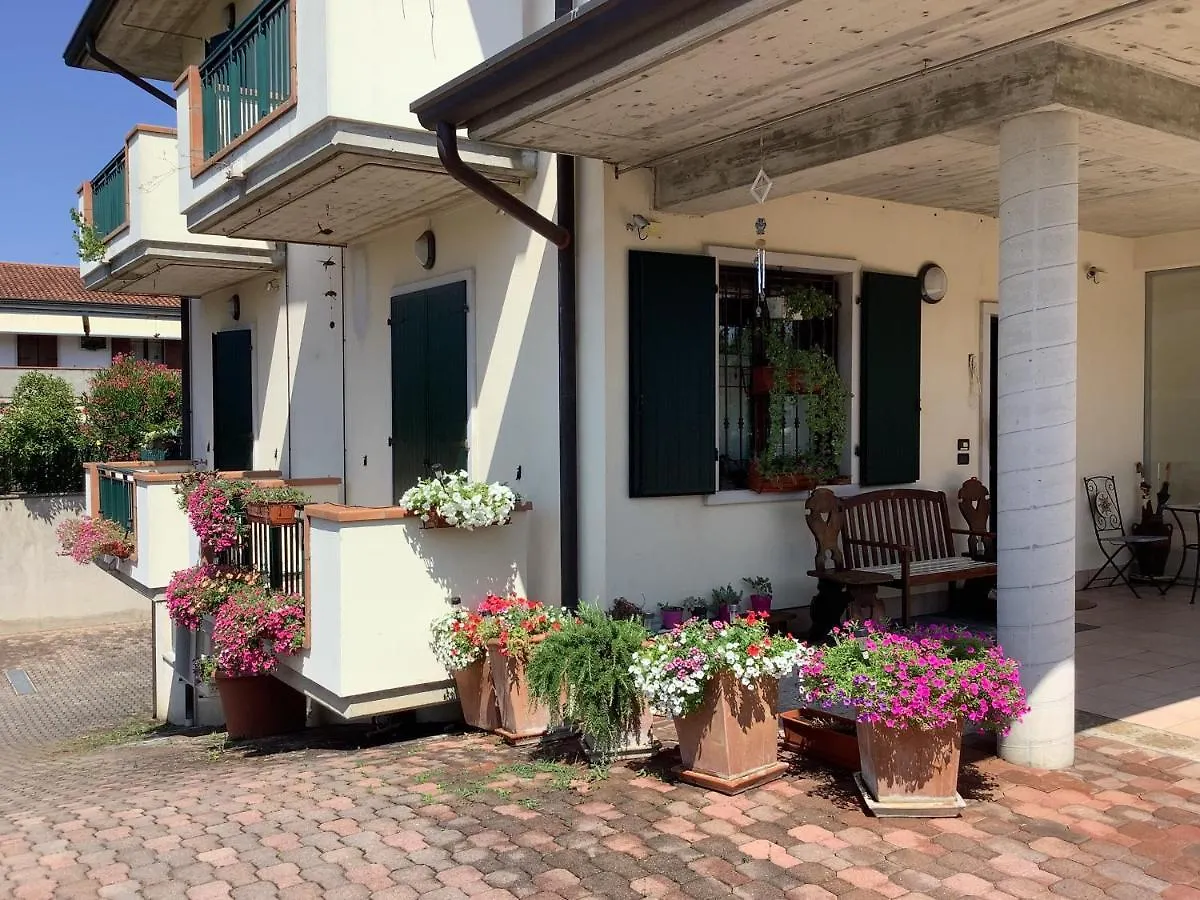Edyshome Peschiera del Garda 0*,  Italia